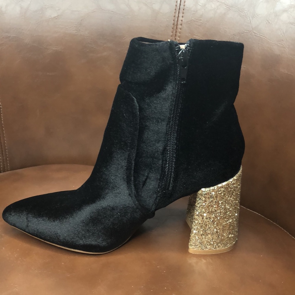 Betsey Johnson Kacey Ankle Bootie - Picture 4 of 11